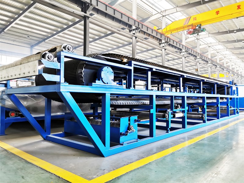 What should be noted before using a vacuum filter machine?